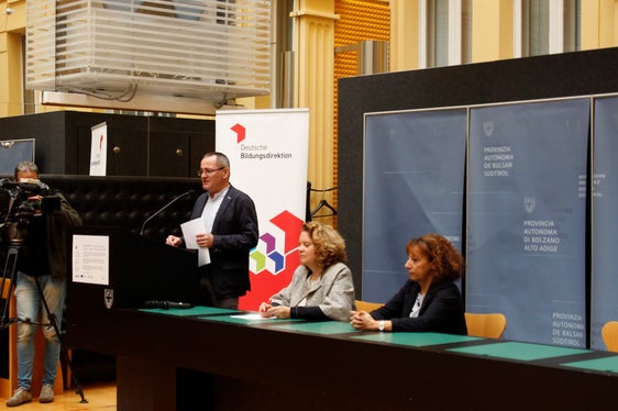 Der deutsche Bildungsdirektor Gustav Tschenett unterstrich die Besonderheit des von der Deutschen Bildungsdirektion initiierten Projektes, das in den Schuljahren 2024/2025 bis 2025/2026 mit rund vier Millionen Euro finanziert wird. (Foto: LPA/Verena Hilber)