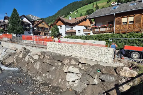 Auf der orografisch linken Seite des Seresbach in Campill/Lungiarü laufen die Arbeiten für eine rund 360 Meter lange Hochwasserschutzmauer. (Foto: LPA/Landesamt für Wildbach- und Lawinenverbauung Ost in der Agentur für Bevölkerungsschutz)