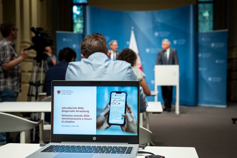 La riduzione della burocrazia è uno degli obiettivi principali del programma di Giunta. Il 29 maggio è stata presentata al Palazzo Widmann di Bolzano la seconda relazione sull’Amministrazione a misura di cittadino. Il documento fa il punto sulle misure già attuate e illustra i miglioramenti ancora in programma. (Foto: USP/Fabio Brucculeri)