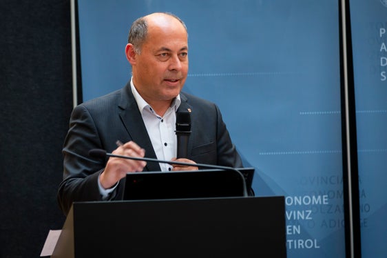 Der Direktor der Abteilung Personal, Albrecht Matzneller, stellte die Angebote der Südtiroler Landesverwaltung an ihre Mitarbeiter vor. (Foto: LPA/Fabio Brucculeri)