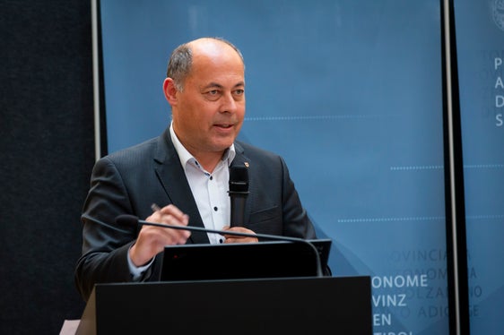 Der Direktor der Abteilung Personal, Albrecht Matzneller, stellte die Angebote der Südtiroler Landesverwaltung an ihre Mitarbeiter vor. (Foto: LPA/Fabio Brucculeri)