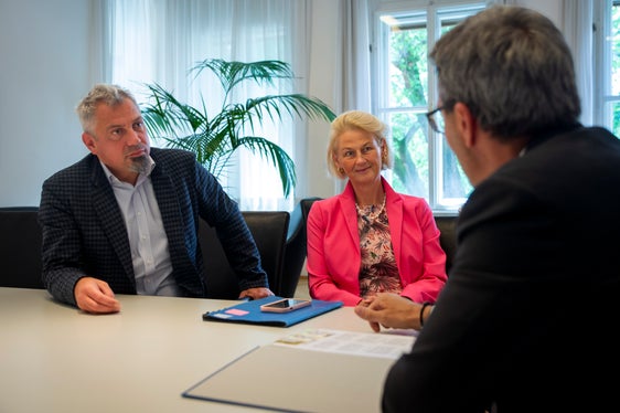 Momenti di confronto tra il direttore generale Alexander Steiner (da sinistra), la rettrice Veronika Sexl e il presidente Arno Kompatscher (Foto: ASP/Fabio Brucculeri)