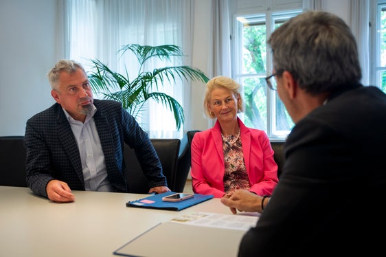 Momenti di confronto tra il direttore generale Alexander Steiner (da sinistra), la rettrice Veronika Sexl e il presidente Arno Kompatscher (Foto: ASP/Fabio Brucculeri)