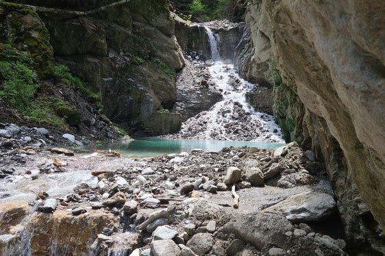 Das Landesamt für Wildbach- und Lawinenverbauung West hat umfassende Arbeiten zur Verstärkung des Hochwasserschutzes im Mittellauf des Laaserbachs in der Gemeinde Laas abgeschlossen. (Foto: LPA/Landesamt für Wildbach- und Lawinenverbauung West)