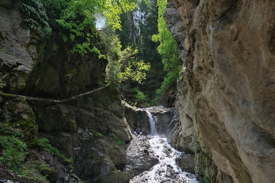 Ultimata la costruzione di strutture di consolidamento per rafforzare la protezione contro le piene nel tratto centrale del Rio Lasa. (Foto Ufficio Sistemazione bacini montani ovest)