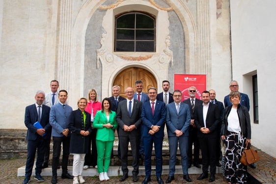 Fotografia de grupa dl’adunanza Euregio, che à danter l auter dat pro vel’ mudamënt dl program de lëur dla Euregio. (Foto: USP/Fabio Brucculeri)