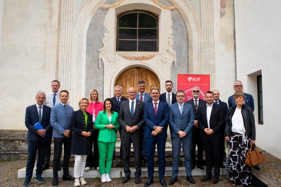 Foto di gruppo dell'Assemblea dell'Euregio, che ha approvato, tra l'altro, alcuni adeguamenti al programma di lavoro dell'Euregio. (Foto: ASP/Fabio Brucculeri)