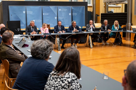 Generaldirektor Alexander Steiner (im Bild von links), Personallandesrätin Magdalena Amhof, der italienische Bildungslandesrat Marco Galateo, Landeshauptmann Arno Kompatscher, der Landesrat für deutsche Bildung, Philipp Achammer, sowie Hermann Troger, der Vorsitzende der Agentur für die Kollektivvertragsverhandlungen und Brunhild Pircher (ebenfalls von der Agentur). (Foto: LPA/Fabio Brucculeri)