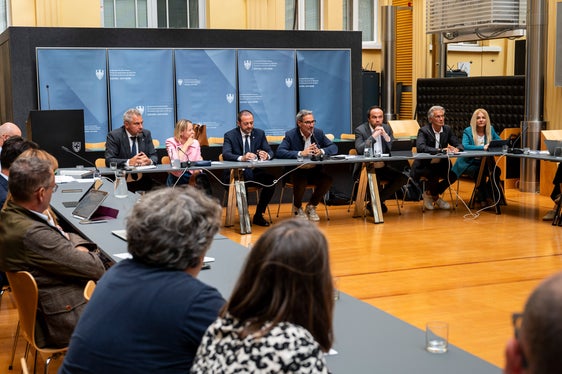 Il direttore generale Alexander Steiner (nella foto da sinistra), l'assessora provinciale al Personale Magdalena Amhof, l'assessore provinciale all'Istruzione italiana Marco Galateo, il presidente della Provincia Arno Kompatscher, l'assessore provinciale all'Istruzione tedesca Philipp Achammer, Hermann Troger, presidente dell'Agenzia per le relazioni sindacali, e Brunhild Pircher (anch'essa dell'Agenzia). (Foto: USP/Fabio Brucculeri)