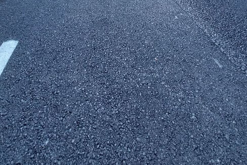 Nach zehn Monaten Bauzeit sind die Infrastrukturarbeiten an der Landesstraße 13 St. Pauls-Unterrain in der Gemeinde Eppan abgeschlossen. (Foto: LPA/Ressort Infrastrukturen und Mobilität)