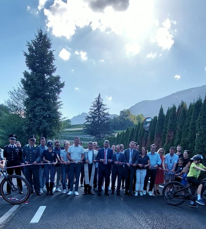 Dopo dieci mesi di lavori di adeguamento infrastrutturale, si è conclusa ieri l’operazione di messa in sicurezza della strada provinciale 13 San Paolo – Riva di Sotto, nel territorio comunale di Appiano sulla Strada del Vino. (Foto: USP/Dipartimento Infrastrutture e Mobilità)