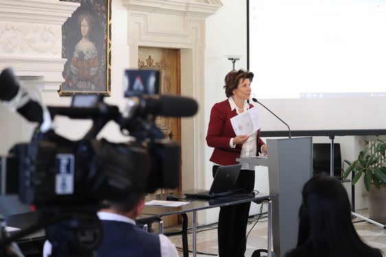 Auf gelungene Zusammenarbeit bei der Erstellung des Handbuchs Kulturgüterschutz hingewiesen: die Landesrätin für Denkmalpflege Maria Hochgruber Kuenzer (Foto: LPA/Maja Clara)