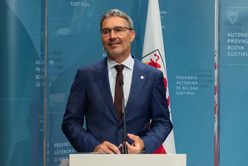 Neben einer umfangreichen Tagesordnung hat sich die Landesregierung auch heute mit der Corona- und Impfsituation beschäftigt, im Bild LH Kompatscher bei der heutigen Dienstagspressekonferenz (Foto: LPA/Brucculeri)