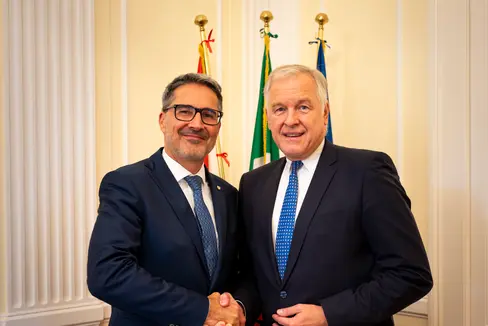 Landeshauptmann Arno Kompatscher (links) und der designierte österreichische Botschafter in Italien, Martin Eichtinger, bekräftigen heute in Rom bei ihrem ersten Treffen die historische, sprachliche und kulturelle Verbundenheit. (Foto: LPA/Fabio Brucculeri)
