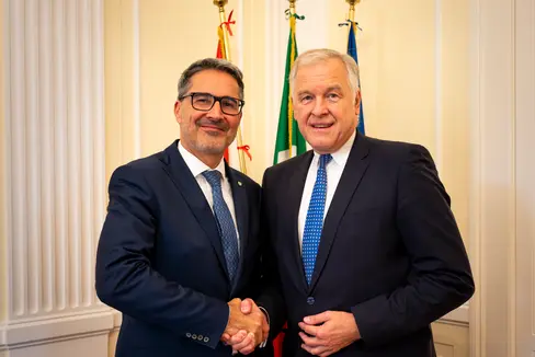 Una stretta di mano per ribadire un legame storico, linguistico, culturale: da sinistra il presidente della Provincia autonoma di Bolzano, Arno Kompatscher, e l'ambasciatore d'Austria in Italia designato, Martin Eichtinger (Foto: USP/Fabio Brucculeri)