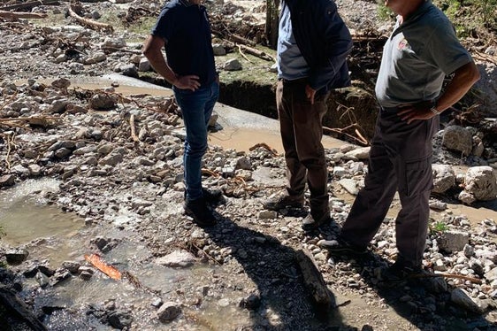 Lokalaugenschein im Furkelbach in der Gemeinde Olang (von links): Bevölkerungsschutzlandesrat Arnold Schuler, Bürgermeister Georg Reden, Feuerwehrenverbandspräsident Wolfram Gapp (Foto: LPA/Agentur für Bevölkerungsschutz)