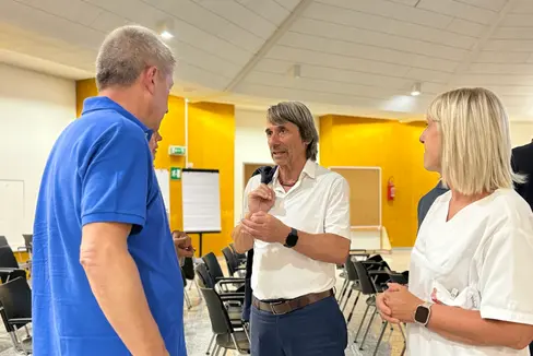 L'assessore alla Prevenzione sanitaria e Salute Hubert Messner dialoga con il personale dell'Ospedale di Bolzano in merito al lavoro svolto e alle sfide nel settore sanitario. (Foto: USP/Angelika Schrott)
