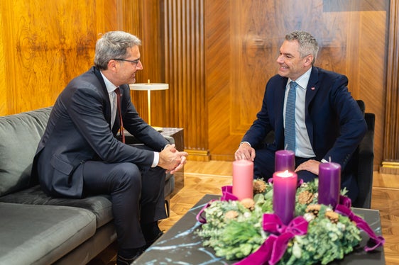 Cordiale incontro oggi a Vienna del presidente Arno Kompatscher con il cancelliere austriaco, Karl Nehammer (Foto: BKA/Schrötter)