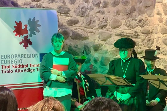 Euregio-Generalsekretärin Marilena Defrancesco begrüßte die zahlreichen Gäste (Foto: Euregio/Armin Gluderer)