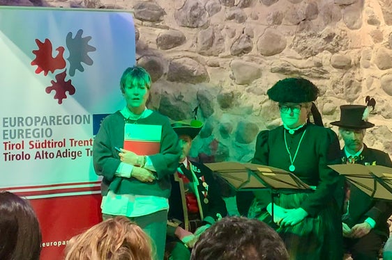 Euregio-Generalsekretärin Marilena Defrancesco begrüßte die zahlreichen Gäste (Foto: Euregio/Armin Gluderer)