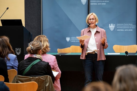 Astrid Wiest ha sottolineato in apertura che l'integrazione riguarda grandi questioni sociali. La direttrice dell'Ufficio per la Tutela dei minori e l'inclusione sociale ha moderato il convegno. (Foto: USP/Fabio Brucculeri)