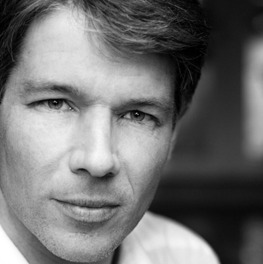 Oliver Jens Schmitt ist seit 2005 Professor für Geschichte Südosteuropas an der Universität Wien und seit 2017 wissenschaftlicher Direktor am Institut zur Erforschung der Habsburgermonarchie und des Balkanraums der ÖAW. Er referiert am 12. November in Bozen zum Thema Der Balkan 2024. (Foto: LPA/Landesbibliothek Teßmann)