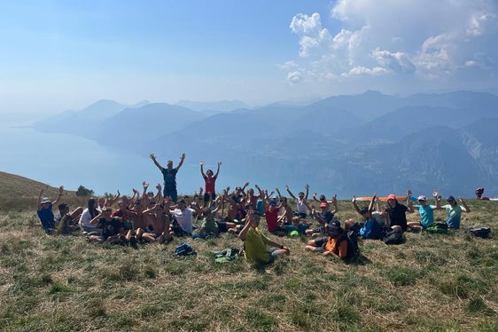 Eine Woche im Zeichen des Austausches und gemeinsamer Abenteuer: Das war das Euregio Summer Camp 2023, das gestern für rund 60 Mädchen und Jungen aus Tirol, Südtirol und dem Trentino in San Valentino di Brentonico zu Ende gegangen ist. (Foto: Euregio)