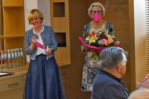 L'assessora Waltraud Deeg assieme a Cristina Gianotti in occasione della Giornata degli anziani 2021. Cristina Gianotti ha presieduto la Consulta degli anziani di Brunico dal 1999 al 2021. (Foto: ASP/Hannes Wisthaler)