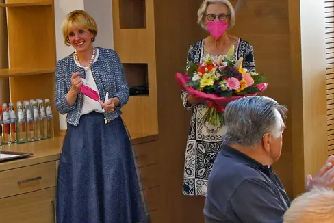 L'assessora Waltraud Deeg assieme a Cristina Gianotti in occasione della Giornata degli anziani 2021. Cristina Gianotti ha presieduto la Consulta degli anziani di Brunico dal 1999 al 2021. (Foto: ASP/Hannes Wisthaler)