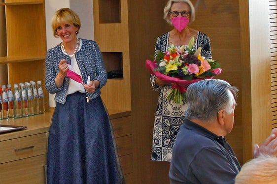 L'assessora Waltraud Deeg assieme a Cristina Gianotti in occasione della Giornata degli anziani 2021. Cristina Gianotti ha presieduto la Consulta degli anziani di Brunico dal 1999 al 2021. (Foto: ASP/Hannes Wisthaler)