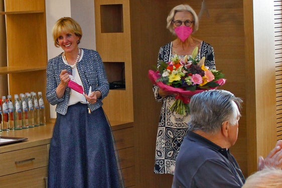 Landesrätin Deeg gemeinsam mit Cristina Gianotti bei einer Feier im Rahmen des Tages der Senioren 2021. Gianotti stand von 1999 bis 2021 dem Seniorengemeinderat Bruneck als Präsidentin vor. (Foto: LPA/Hannes Wisthaler)