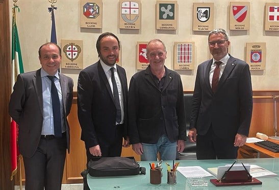 Le norme di attuazione e la valutazione sullo stato dell’Autonomia dell’Alto Adige. Questi i temi al centro dell'incontro odierno a Roma tra il ministro per gli Affari regionali e le Autonomie, Roberto Calderoli (nella foto il secondo da destra), il presidente altoatesino Arno Kompatscher (primo da destra) e gli assessori Giuliano Vettorato (primo da sinistra) e Philipp Achammer (secondo da sinistra) (Foto: ASP)