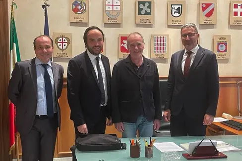 Le norme di attuazione e la valutazione sullo stato dell’Autonomia dell’Alto Adige. Questi i temi al centro dell'incontro odierno a Roma tra il ministro per gli Affari regionali e le Autonomie, Roberto Calderoli (nella foto il secondo da destra), il presidente altoatesino Arno Kompatscher (primo da destra) e gli assessori Giuliano Vettorato (primo da sinistra) e Philipp Achammer (secondo da sinistra) (Foto: ASP)