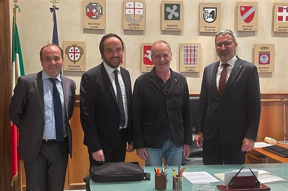 Le norme di attuazione e la valutazione sullo stato dell’Autonomia dell’Alto Adige. Questi i temi al centro dell'incontro odierno a Roma tra il ministro per gli Affari regionali e le Autonomie, Roberto Calderoli (nella foto il secondo da destra), il presidente altoatesino Arno Kompatscher (primo da destra) e gli assessori Giuliano Vettorato (primo da sinistra) e Philipp Achammer (secondo da sinistra) (Foto: ASP)