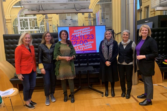 I relatori e gli organizzatori della conferenza (da sinistra): Sandra Bortolin, Anita Rossi, Birgit Wolf, Ulrike Oberhammer, la moderatrice Renate Mumelter e Alessandra Saletti (manca Elisabeth Tauber) (Foto: ASP/Astrid Pichler)