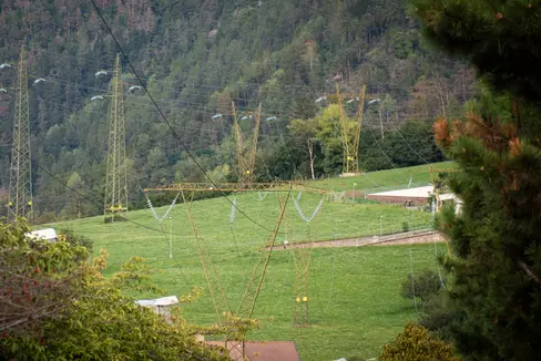 Nella Valle Isarco è previsto lo smantellamento di 262,5 chilometri di linee aeree e di 1265 tralicci. Per questo grande progetto di infrastrutture energetiche è ora in corso il termine di 30 giorni per la consultazione della documentazione di progetto nei Comuni interessati. (Foto: USP/Fabio Brucculeri)