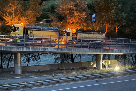 Nach einem genauen Plan werden jedes Jahr die Brücken auf den Landes- und Staatsstraßen überprüft, und zwar vorwiegend in den Nachtstunden, um Beeinträchtigungen für den Verkehr zu vermeiden. Diesmal waren die Brücken auf der Brennerstaatsstraße im Eisacktal (im Bild) an der Reihe. (Foto: LPA/Landesabteilung Tiefbau)