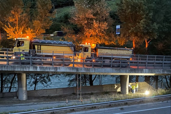 Nach einem genauen Plan werden jedes Jahr die Brücken auf den Landes- und Staatsstraßen überprüft, und zwar vorwiegend in den Nachtstunden, um Beeinträchtigungen für den Verkehr zu vermeiden. Diesmal waren die Brücken auf der Brennerstaatsstraße im Eisacktal (im Bild) an der Reihe. (Foto: LPA/Landesabteilung Tiefbau)