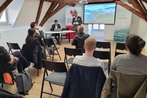 Simon Mariacher, presidente del Club Alpbach Südtirol Alto Adige, e Thomas Ludwig, membro del consiglio direttivo, alla presentazione di giovedì 16 marzo (Foto: Euregio/Armin Gluderer)