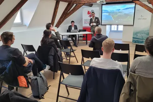 Simon Mariacher, presidente del Club Alpbach Südtirol Alto Adige, e Thomas Ludwig, membro del consiglio direttivo, alla presentazione di giovedì 16 marzo (Foto: Euregio/Armin Gluderer)