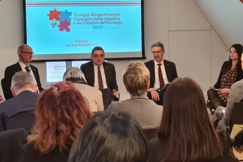 I delegati del Consiglio delle cittadine e dei cittadini dell'Euregio hanno presentato le loro proposte ai presidenti dei tre territori dell'Euregio Anton Mattle, Maurizio Fugatti e Arno Kompatscher (Foto: ASP/Silvia Meacci)