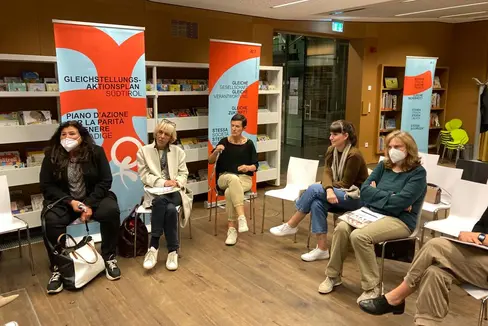 Durante l’incontro serale svoltosi a Brunico si è parlato anche degli stereotipi di ruolo. I prossimi appuntamenti sono previsti a Merano e Santa Cristina (Foto: ASP/Servizio donna)