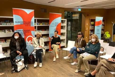 Durante l’incontro serale svoltosi a Brunico si è parlato anche degli stereotipi di ruolo. I prossimi appuntamenti sono previsti a Merano e Santa Cristina (Foto: ASP/Servizio donna)