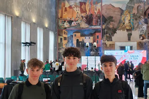 Gli studenti dell'Istituto tecnico economico delle Scores Altes di La Villa in Badia festeggiano i successi ottenuti al concorso “Salva la tua lingua locale” a Roma: da sinistra a destra Samuel Pizzinini, Edoardo Alfarei e Mark Planinschek (Foto: USP)