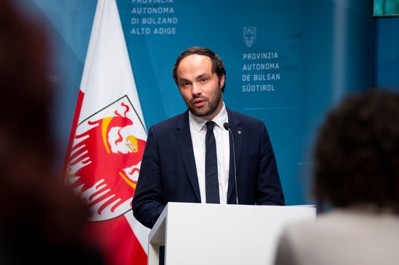 “È un diritto individuale di ogni bambino e di ogni bambina avere accesso all'istruzione. Questo diritto deve essere sostenuto, ha sottolineato l'assessore provinciale Achammer in conferenza stampa. (Foto: ASP/Fabio Brucculeri)