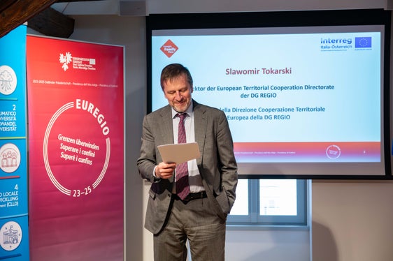 Il direttore della European Territorial Cooperation Directorate della DG Regio, Slawomir Tokarski, ha raggiunto Bolzano appositamente per celebrare il successo dell'EuregioFamilyPass quale carta vantaggi per l'intera Euregio. (Foto: ASP/Greta Stuefer)