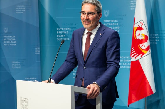 In qualità di datore di lavoro pubblico, non solo abbiamo l'obbligo, ma ci sforziamo di assumere persone con esigenze particolari, ha dichiarato oggi il presidente Kompatscher (Foto: ASP/Fabio Brucculeri)