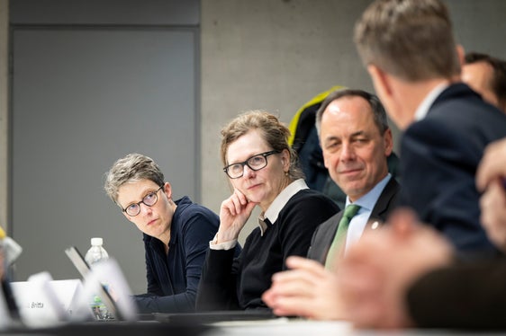 Die ärztliche Zentrumsleiterin des Centrums für Innere Medizin und Direktorin der Medizinischen Klinik für Gastroenterologie, Infektiologie und Rheumatologie an der Charité, Britta Siegmund, wissenschaftliche Zentrumsleiterin des Centrums für Grundlagenmedizin und des Centrums für Biomedizin sowie Prodekanin für Forschung an der Charité, Britta Eickhold und der stellvertretende ärztliche Direktor an der Charité, Joachim Seybold, im Gespräch mit NOI-Techpark-Direktor Ulrich Stofner (Foto: LPA/Fabio Brucculeri)