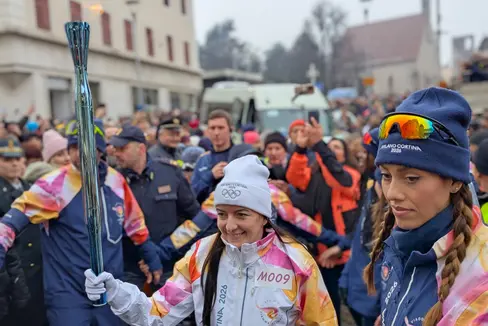 Il sorriso e l'emozione di una tedofora durante il passaggio in mattinata della fiaccola olimpica a Merano. Dal capoluogo del Burgraviato la fiamma si é spostata poi lungo la Strada del Vino. (Foto: Comune di Merano/Stefano Bolognesi. La foto può essere utilizzata solo nel contesto di questo comunicato stampa)