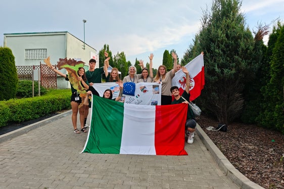 Con lo zaino pieno, i sei giovani e i loro due accompagnatori sono tornati dalla Polonia, ricchi di nuove amicizie, preziose esperienze professionali e bei ricordi di un’intensa settimana di gare: (fila posteriore, da sinistra) Alexandra Pöhl, Simon Hofer, Valeria Scrinzi, Andrea Schulz (presidente dell’Associazione europea degli insegnanti di orticoltura EU-Horticulture-Teacher), Lea Zelger, Mattea Wurzer, Hanna Egger; (prima fila da sinistra): Noemi Breitenberger, Damian Wierer. (Foto: USP/Scuola professionale Laimburg)